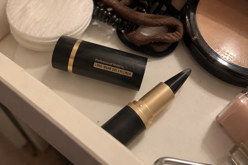Eyeliner Tenue Longue Durée pour un Look Impeccable au Quotidien — photo d'un client 8